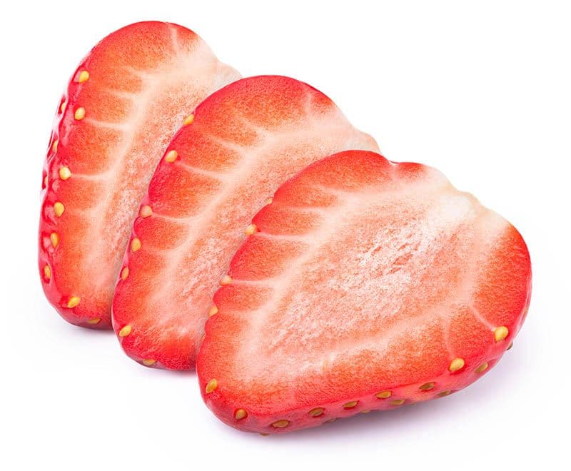 Les chiens peuvent manger des fraises – oui, en tranches.